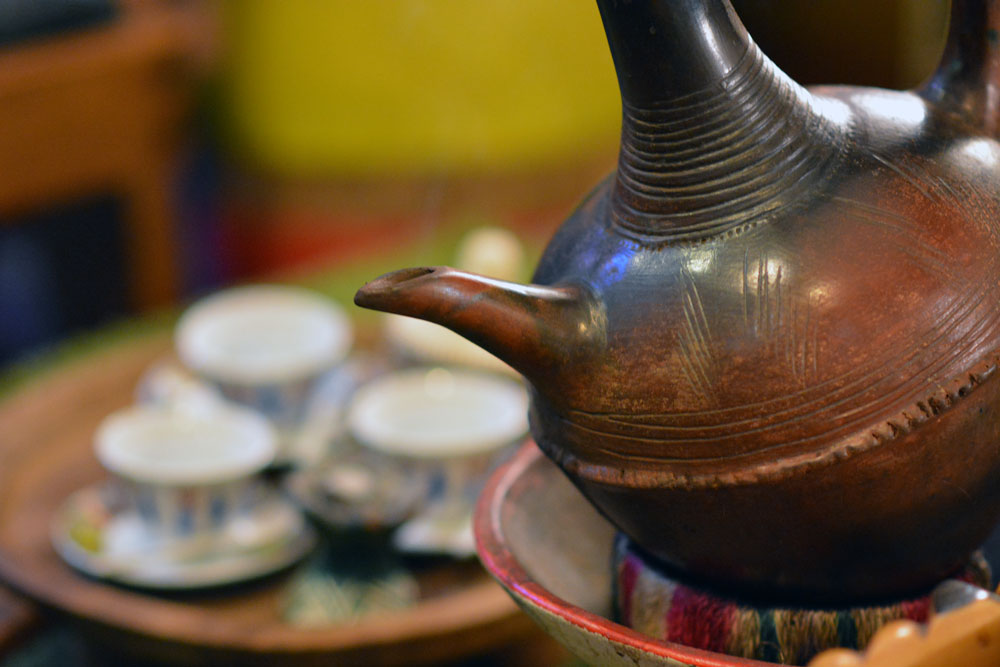 Tonkrug im Vordergrund, Kaffeetassen im Hintergrund